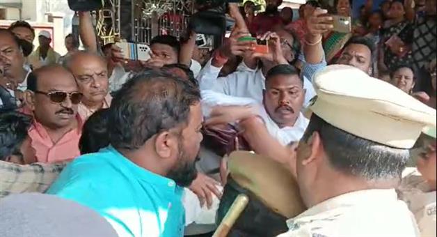 Khabar Odisha:Ruckus-in-front-of-Sambalpur-Collectors-office-following-a-scuffle-between-BJP-workers--police-during-protest