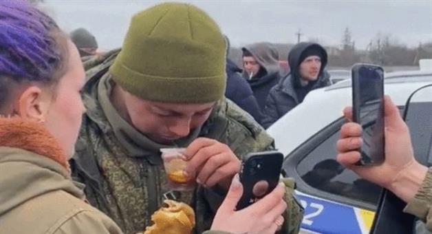 Khabar Odisha: Russian soldier cried after surrendering in Ukraine public gave tea talked to mother