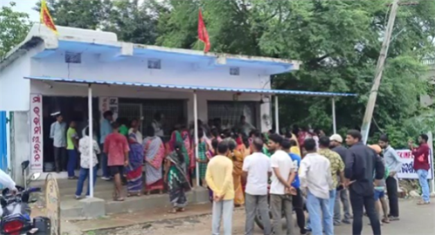 Khabar Odisha:SHG-Women-Protest-Against-Foreign-Liquor-Shop-in-Nuapada