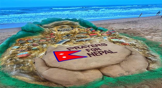 Khabar Odisha:Sand-artist-Padma-Shri-Sudarsan-Pattnaik-sends-a-message-urging-people-to-extend-a-helping-hand-to-the-distressed-in-Nepal