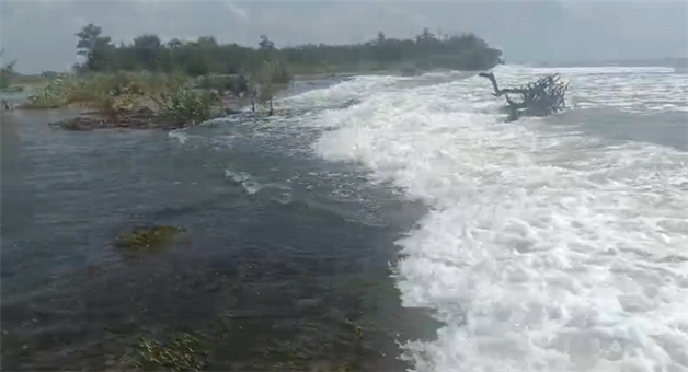 Khabar Odisha:Sea-breaks-the-shore-Tide-rushes-towards-residential-areas