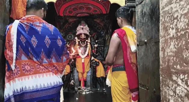 Khabar Odisha:Seventh-day-of-Onsar-Darshan-Devotees-having-darshan-of-Alarnath
