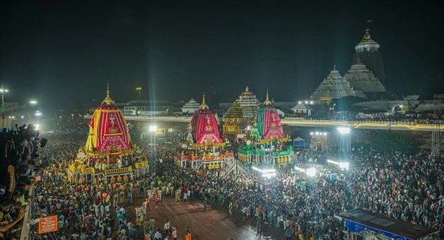 Khabar Odisha:Shri-Jiyu-returns-after-performing-at-the-birth-altar-rare-sight-of-Suna-Besha-on-Sunday
