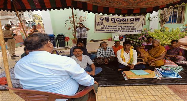 Khabar Odisha:Slum-dwellers-sit-on-hunger-strike-demanding-basic-amenities-and-land-title-certificates