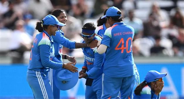 Khabar Odisha:Snake-slithers-in-during-India-women-training-in-Colombo