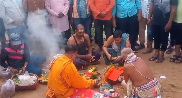Khabar Odisha:Soil-is-suitable-for-the-clay-idol-of-Maa-in-Cuttack