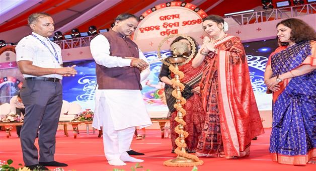 Khabar Odisha:Special-events-on-State-level-National-Handloom-Day-Madhuri-Dixit-launches-EKTA-at-Janata-Maidan