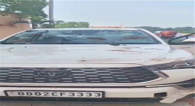 Khabar Odisha:Stones-hurled-at-BJD-leader-Pranab-Balabantarays-vehicle