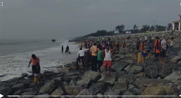 Khabar Odisha:Storm-is-coming-Tourists-are-leaving-Digha