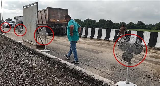 Khabar Odisha:Strange-sight-Lucknow-Kanpur-Expressway-is-drying-up-with-fans