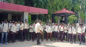 Khabar Odisha:Student-unrest-at-Khallikot-Single-University-demands-to-take-the-exam-online