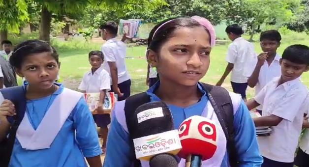 Khabar Odisha:Students-and-parents-protested-in-front-of-the-locked-school-gate