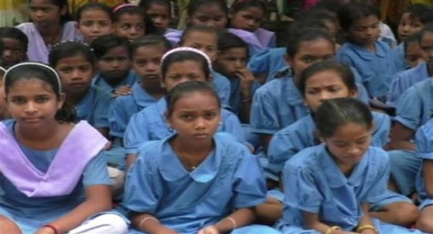 Khabar Odisha:Students-and-villagers-demand-teacher-recruitment