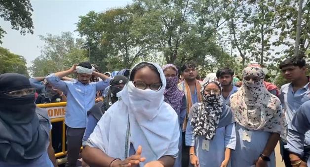 Khabar Odisha:Students-protest-for-college-close