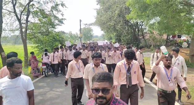 Khabar Odisha:Students-walked-10-kilometers-to-lodge-a-complaint-against-the-headmaster