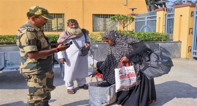 Khabar Odisha:Such-is-the-fear-regarding-SIR-500-Bangladeshis-are-returning-from-West-Bengal