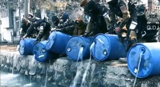 Khabar Odisha:Taliban-seizes-3000-liters-of-liquor-and-pours-it-into-Kabuls-canal
