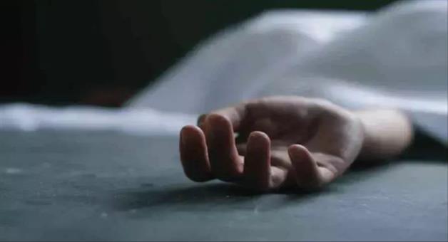Khabar Odisha:Teacher-dead-while-crossing-the-train-line