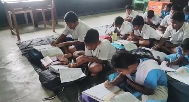Khabar Odisha:Teachers-Retired-5-Months-Ago-No-Replacements-Yet-Students-Return-Home-After-Mid-Day-Meal