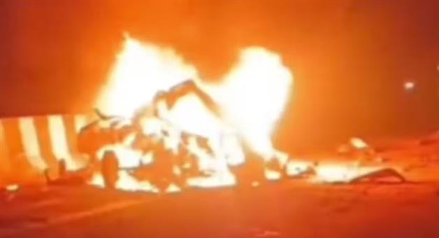 Khabar Odisha:Terrible-road-accident-in-Mirzapur-truck-hits-2-cars-11-people-burnt-alive