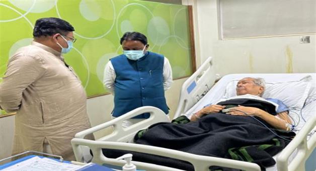 Khabar Odisha:The-Chief-Minister-met-senior-BJP-leader-Vishwabhushan-Harichandan-in-the-hospital