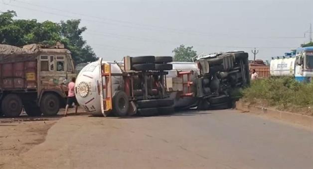 Khabar Odisha:The-LPG-gas-tank-overturned-in-the-middle-of-the-road-after-losing-its-weight