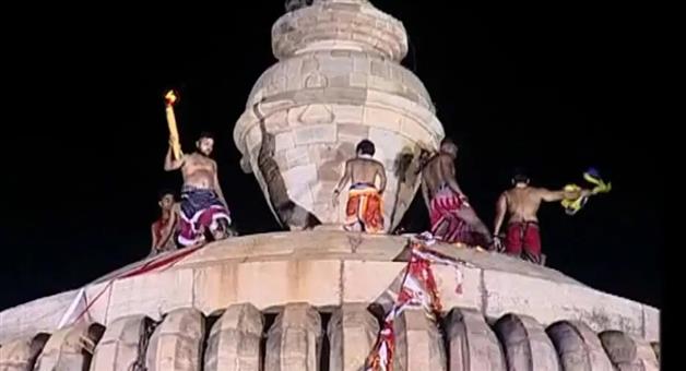 Khabar Odisha:The-Mahadeepa-has-risen-to-the-top-of-the-temple-of-Lord-Lingaraj