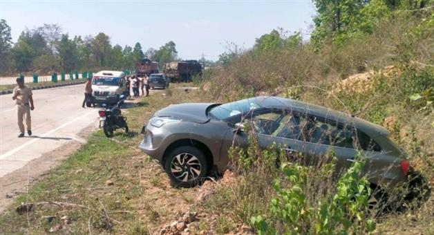Khabar Odisha:The-car-collided-with-the-truck