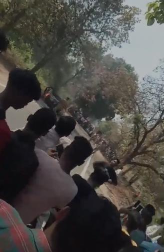 Khabar Odisha:The-car-got-fire-on-the-road-4-passengers-were-safe