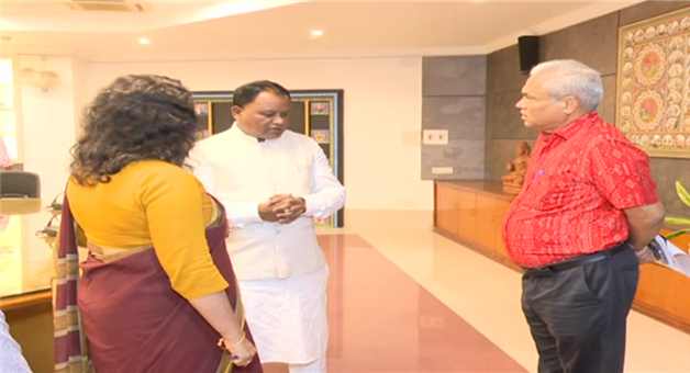 Khabar Odisha:The-chief-Minister-made-a-surprise-visit-to-inspect-the-work-of-the-officials