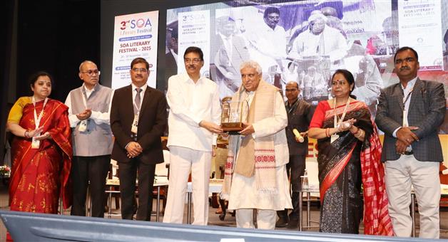 Khabar Odisha:The-first-Soa-Literature-Award-was-given-to-the-magician-of-words-Javed-Akhtar