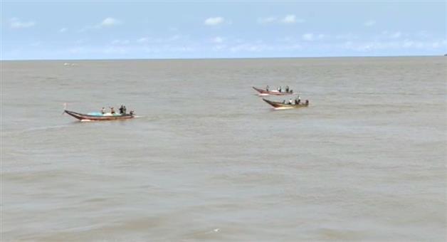 Khabar Odisha:The-fishing-boat-capsized-after-losing-weight-there-were-5-fishermen