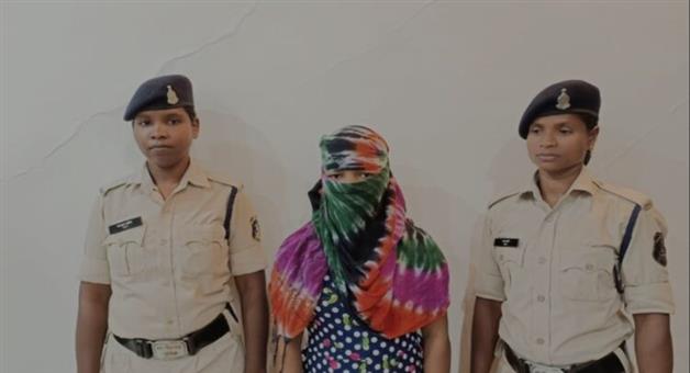 Khabar Odisha:The-police-arrested-the-vicious-female-Naxal-the-reward-of-Rs-8-lakh-was-in-the-name-of-the-Maoists