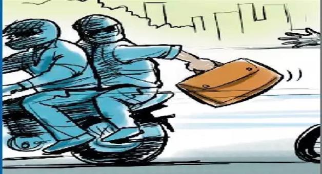 Khabar Odisha:The-robber-snatched-the-money-bag-from-the-car