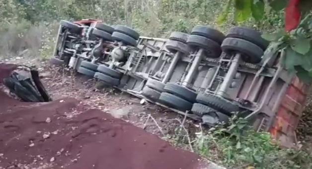 Khabar Odisha:The-trailer-overturned-in-the-ditch