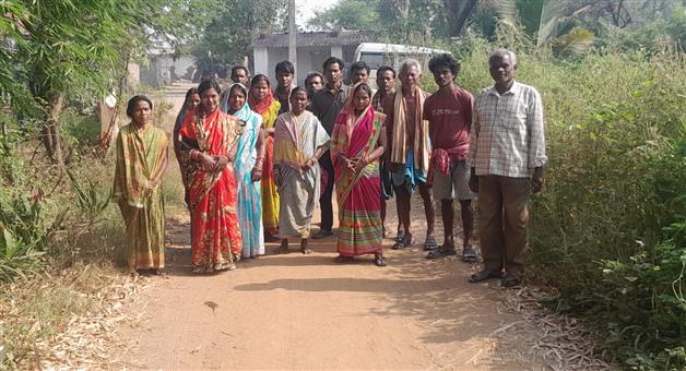 Khabar Odisha:The-villagers-are-suffering-as-there-is-no-road-to-the-village