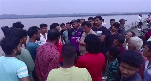 Khabar Odisha:Three-friends-swept-away-in-Mahanadi-River-two-rescued-one-missing