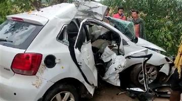 Khabar Odisha:Tragic-road-accident-A-car-hit-a-tree-killing-two-people-including-the-driver