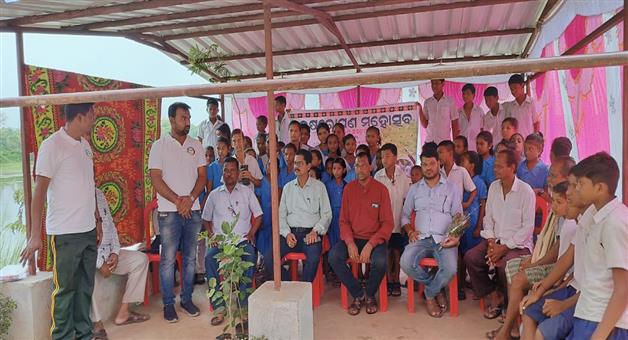 Khabar Odisha:Tree-planting-festival-organized-by-Podhmunda-villagers