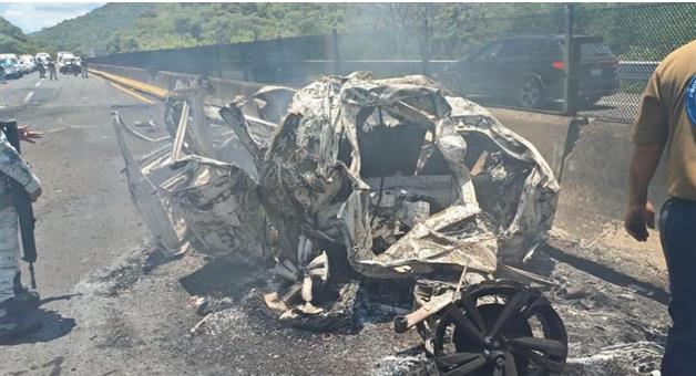 Khabar Odisha:Truck-collides-with-multiple-vehicles-on-a-highway-in-Mexico