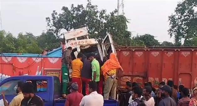 Khabar Odisha:Truck-hit-the-back-of-the-truck-crushing-the-driver