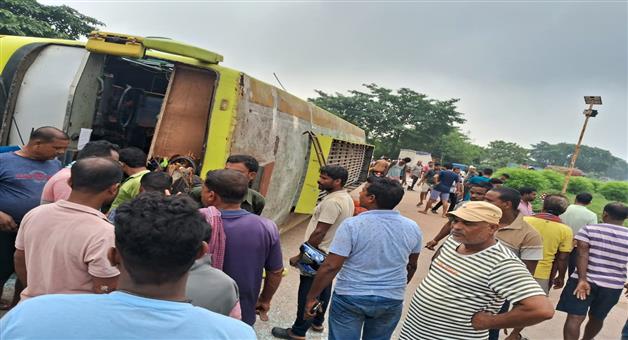 Khabar Odisha:Truck-hits-passenger-bus-from-behind-Passengers-rescued