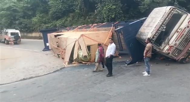 Khabar Odisha:Truck-overturns-at-Guma-Ghat-late-at-night-Koraput-Rayagada-traffic-disrupted