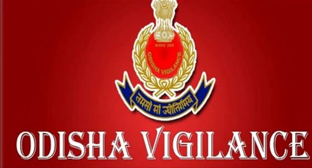 Khabar Odisha:Two-RTO-employees-caught-red-handed-by-Vigilance-while-accepting-a-bribe
