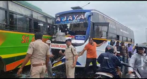 Khabar Odisha:Two-buses-collided-head-on-on-the-overbridge-leaving-the-driver-seriously-injured-and-more-than-15-passengers-injured