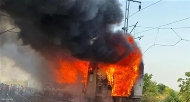 Khabar Odisha:Two-coaches-of-Rajdhani-express-catch-fire-Delhi-Mumbai-rail-route-affected