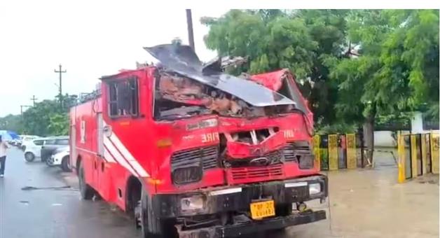 Khabar Odisha:Two-firefighters-died-three-injured-extinguish-fire-manufactures-electronic-chips