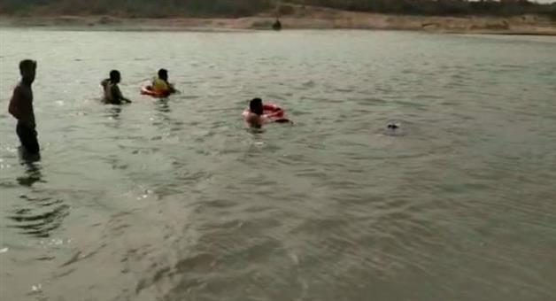 Khabar Odisha:Two-minor-girls-who-jumped-into-the-Mahanadi-River-have-been-rescued