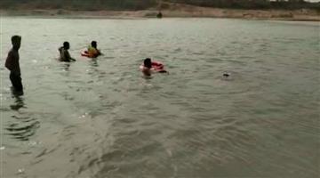 Khabar Odisha:Two-minor-girls-who-jumped-into-the-Mahanadi-River-have-been-rescued