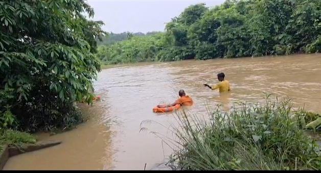 Khabar Odisha:Two-year-old-girl-swept-away-in-drain